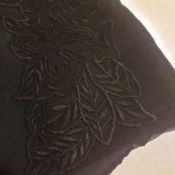 💜 2/$10 bundle! Forever 21 Black Floral Embroidered shorts - Picture 2 of 4